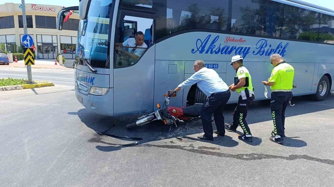 Yolcu otobüsüyle çarpışan motosikletli, lastiğin altında kalmaktan son anda kurtuldu