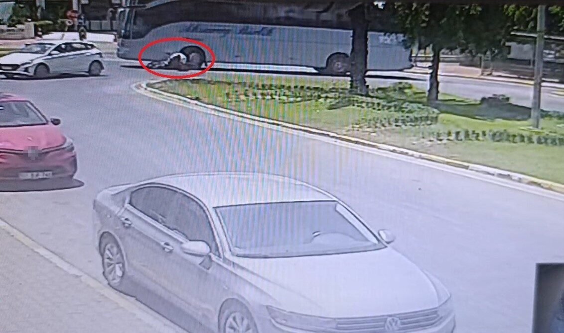 Yolcu otobüsüyle çarpışan motosikletli, lastiğin altında kalmaktan son anda kurtuldu