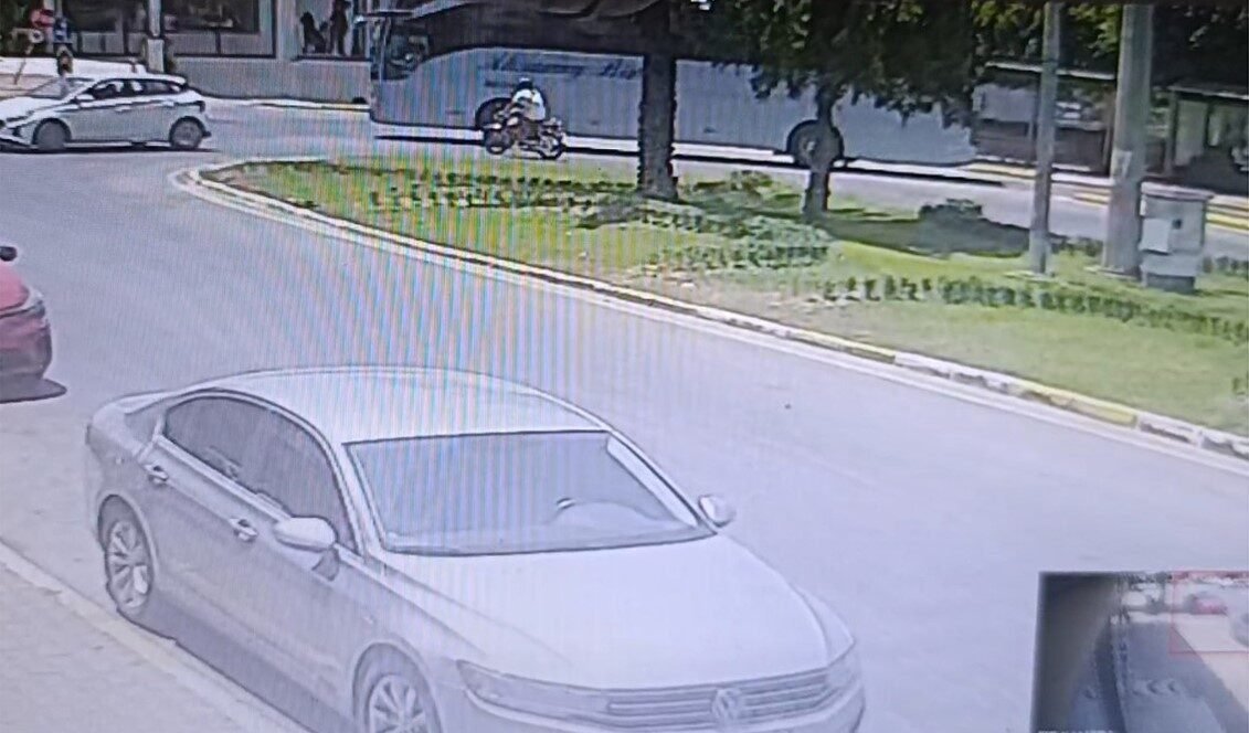 Yolcu otobüsüyle çarpışan motosikletli, lastiğin altında kalmaktan son anda kurtuldu