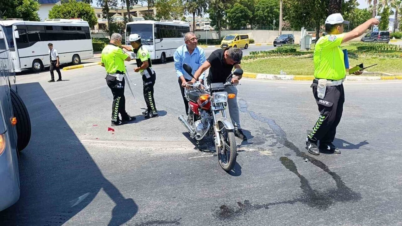 Yolcu otobüsüyle çarpışan motosikletli, lastiğin altında kalmaktan son anda kurtuldu