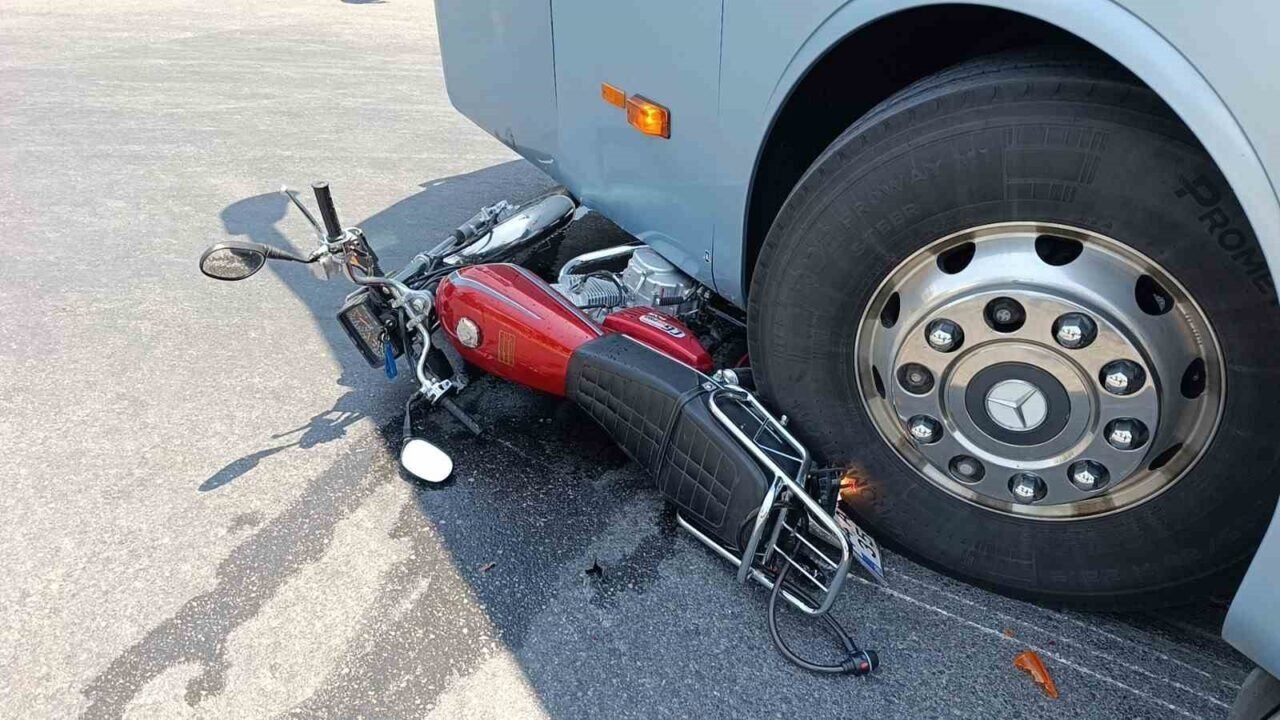 Yolcu otobüsüyle çarpışan motosikletli, lastiğin altında kalmaktan son anda kurtuldu Yolcu otobüsüyle çarpışan motosikletli, lastiğin altında kalmaktan son anda kurtuldu
