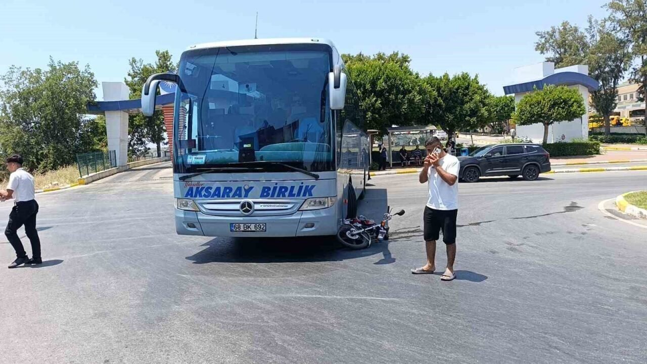 Yolcu otobüsüyle çarpışan motosikletli, lastiğin altında kalmaktan son anda kurtuldu