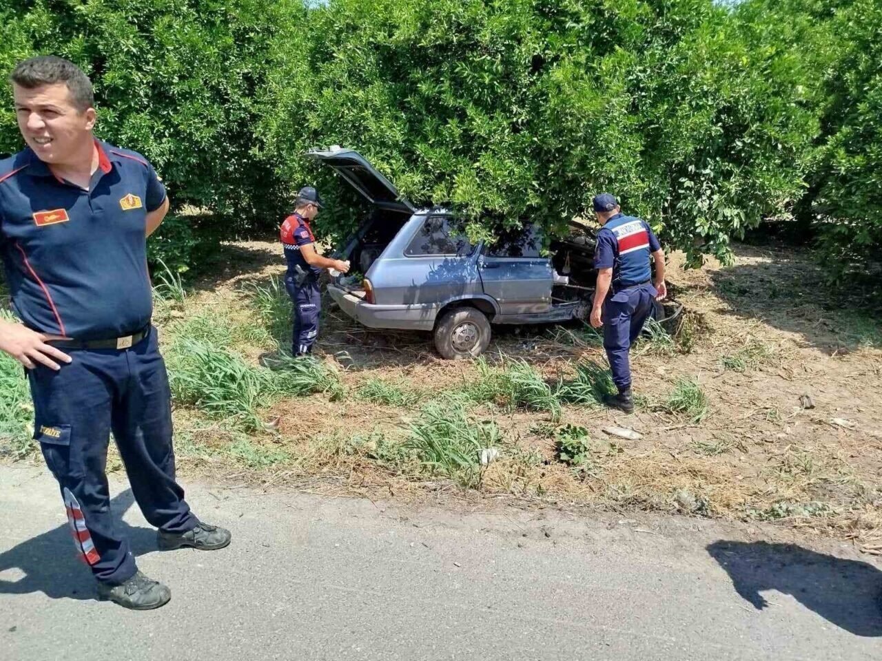 Yoldan çıkan otomobil ağaca çarptı: 1 yaralı