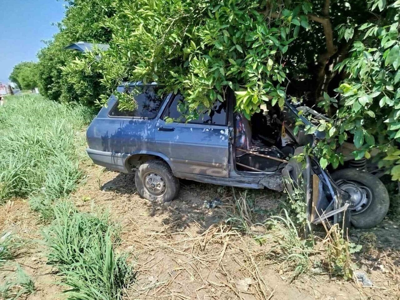 Yoldan çıkan otomobil ağaca çarptı: 1 yaralı