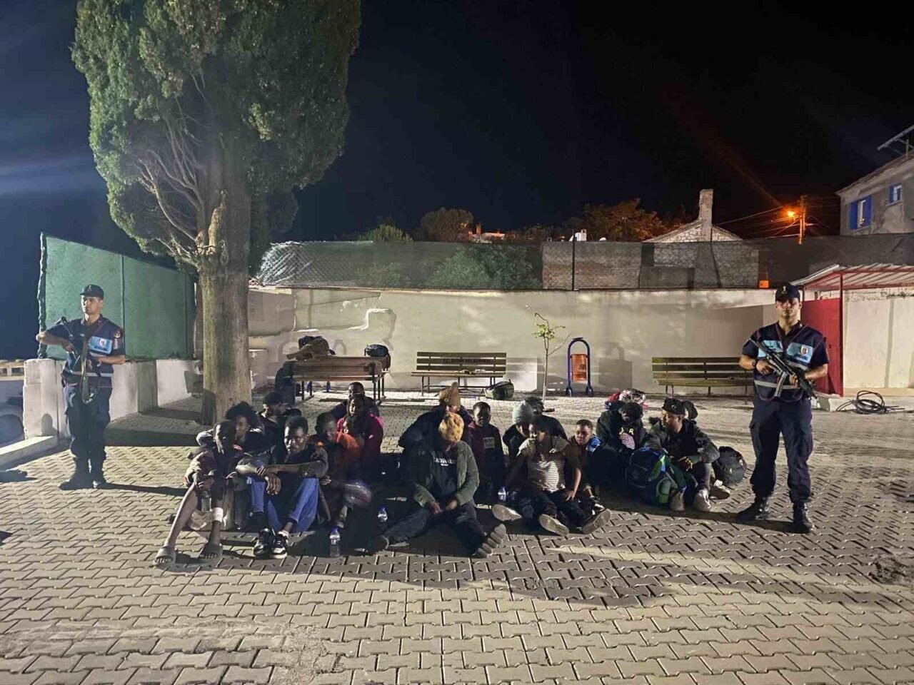 Zeytinlikteki 32 düzensiz göçmen yakalandı Zeytinlikteki 32 düzensiz göçmen yakalandı