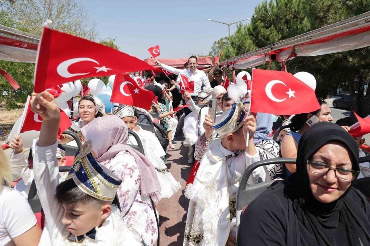 529 yıllık vakıf geleneği gereğince 117 çocuk sünnet ettirildi
