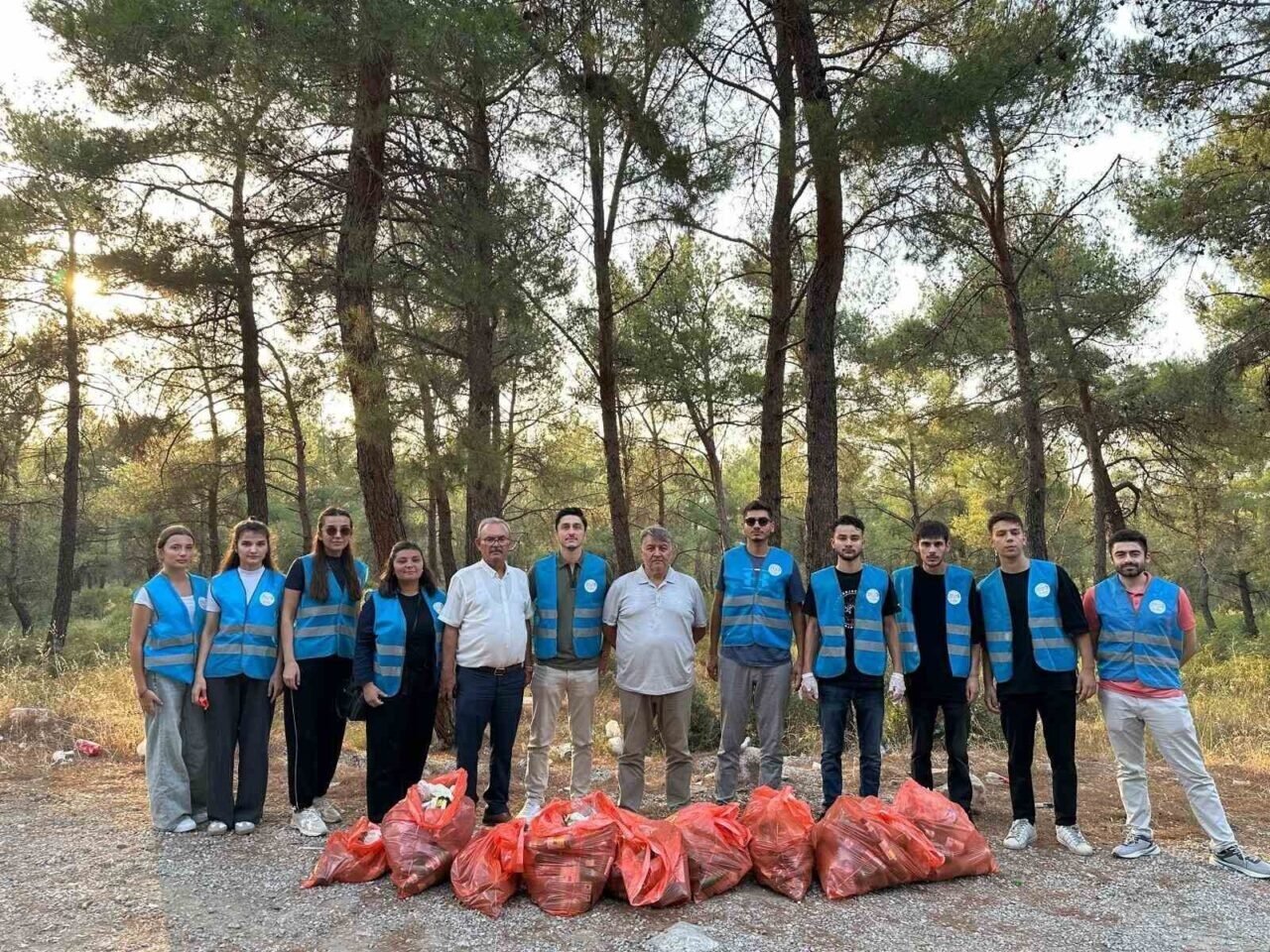 AK Parti’li gençlerden çevre temizliği AK Parti’li gençlerden çevre temizliği