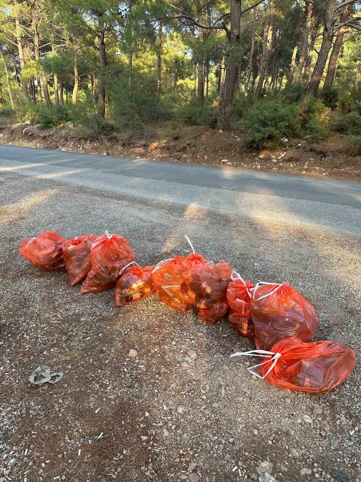 AK Parti’li gençlerden çevre temizliği