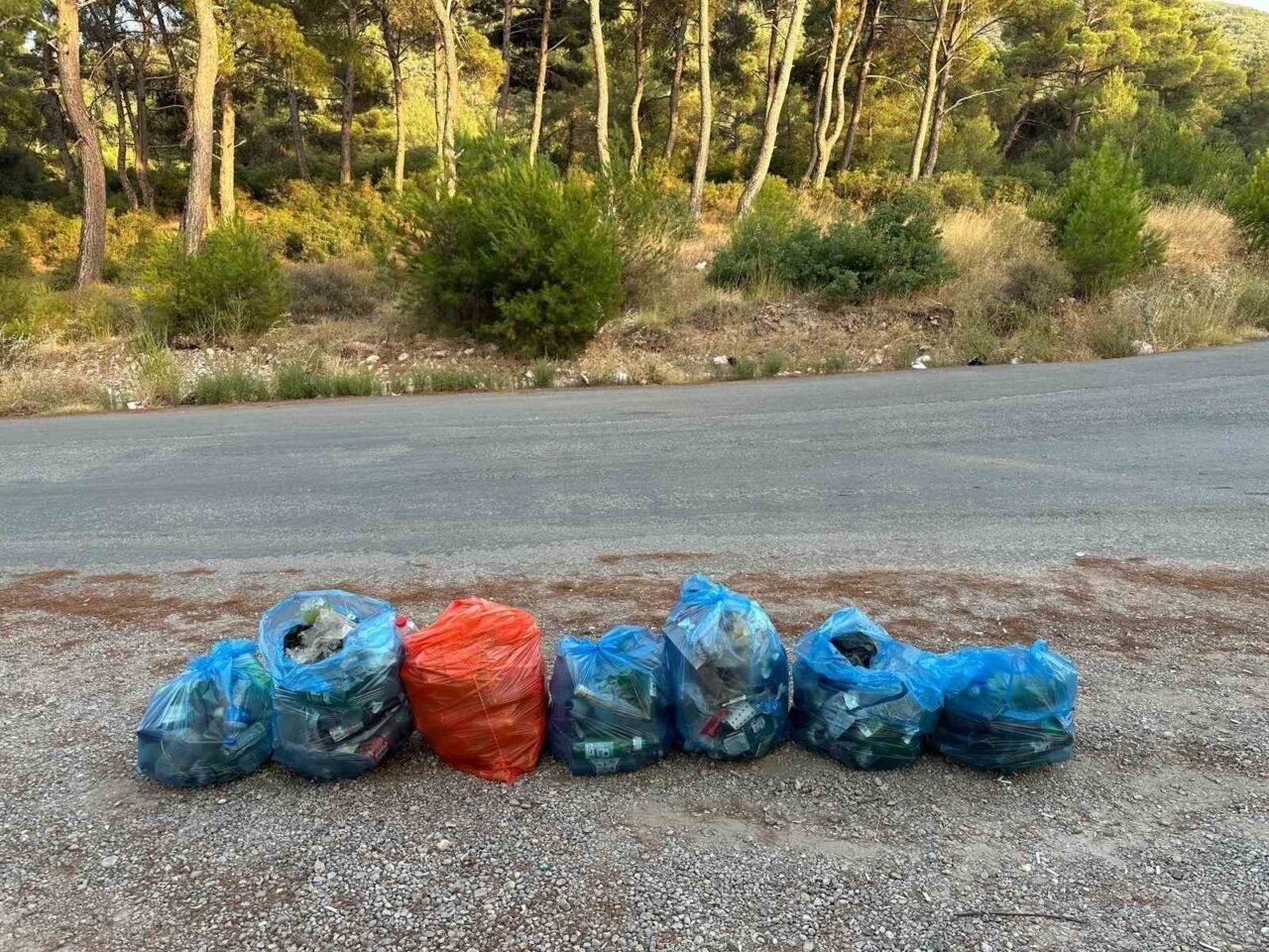 AK Parti’li gençlerden çevre temizliği