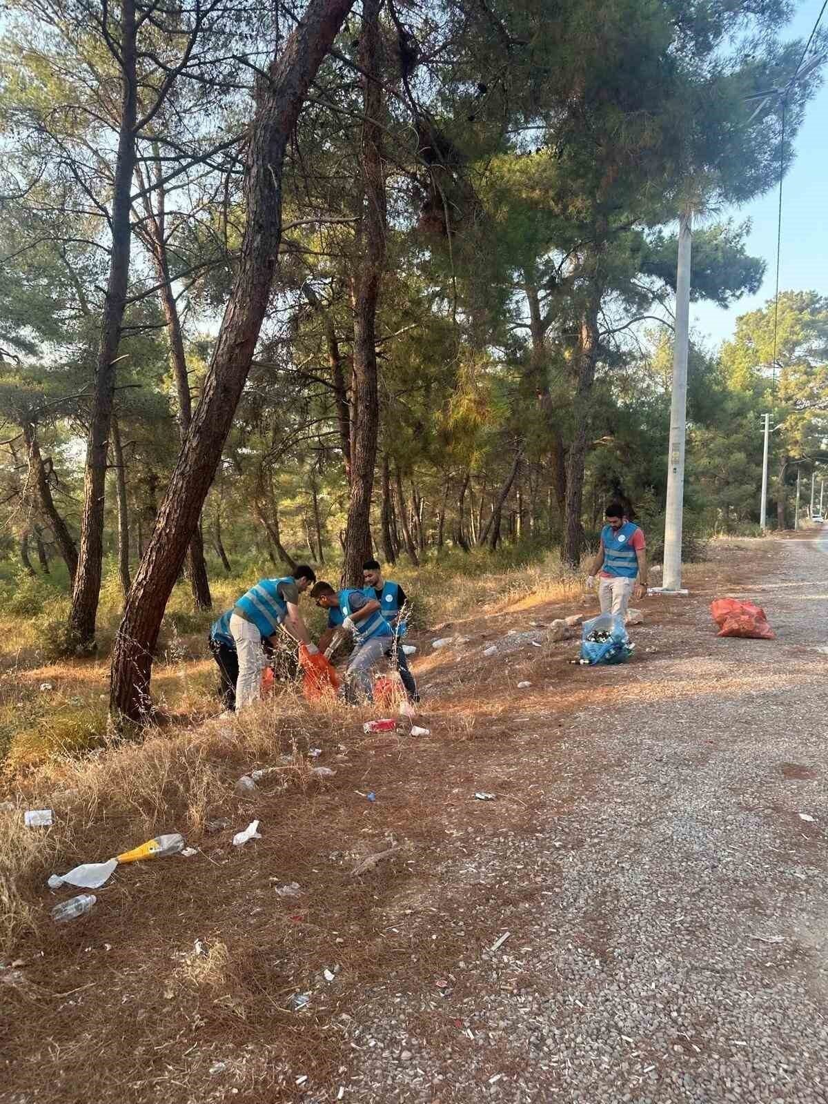 AK Parti’li gençlerden çevre temizliği
