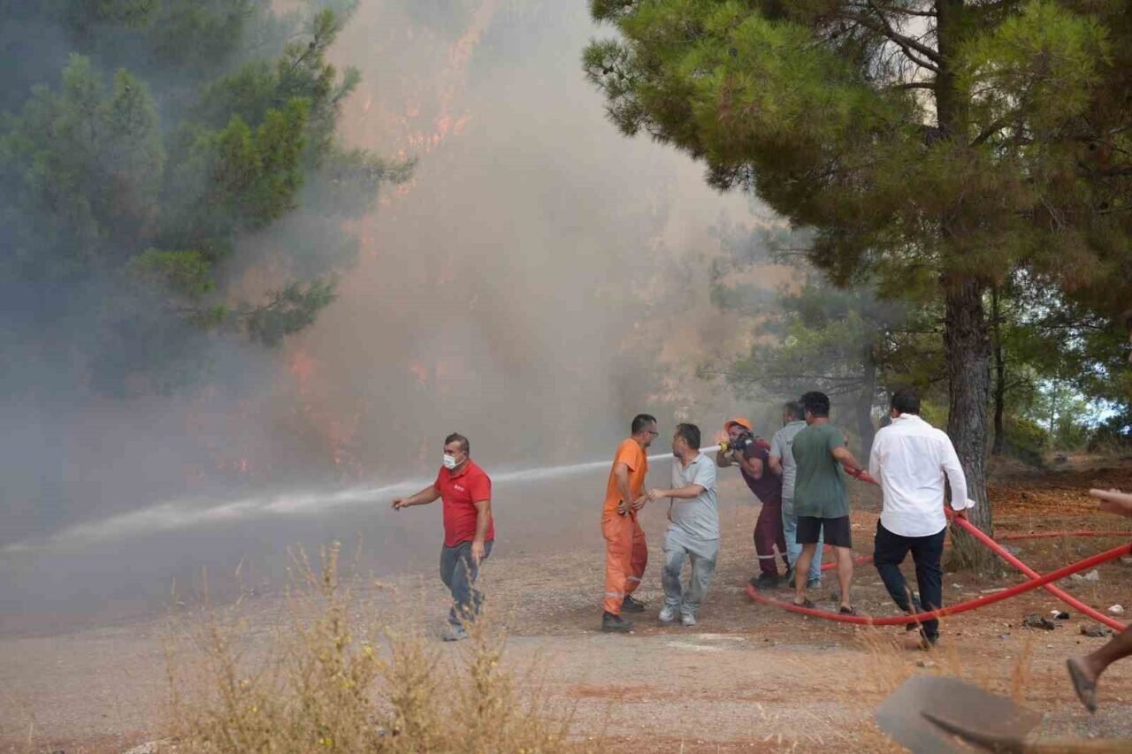 Aksu’da yürek yakan yangında evler hasar gördü, hayvanlar telef oldu