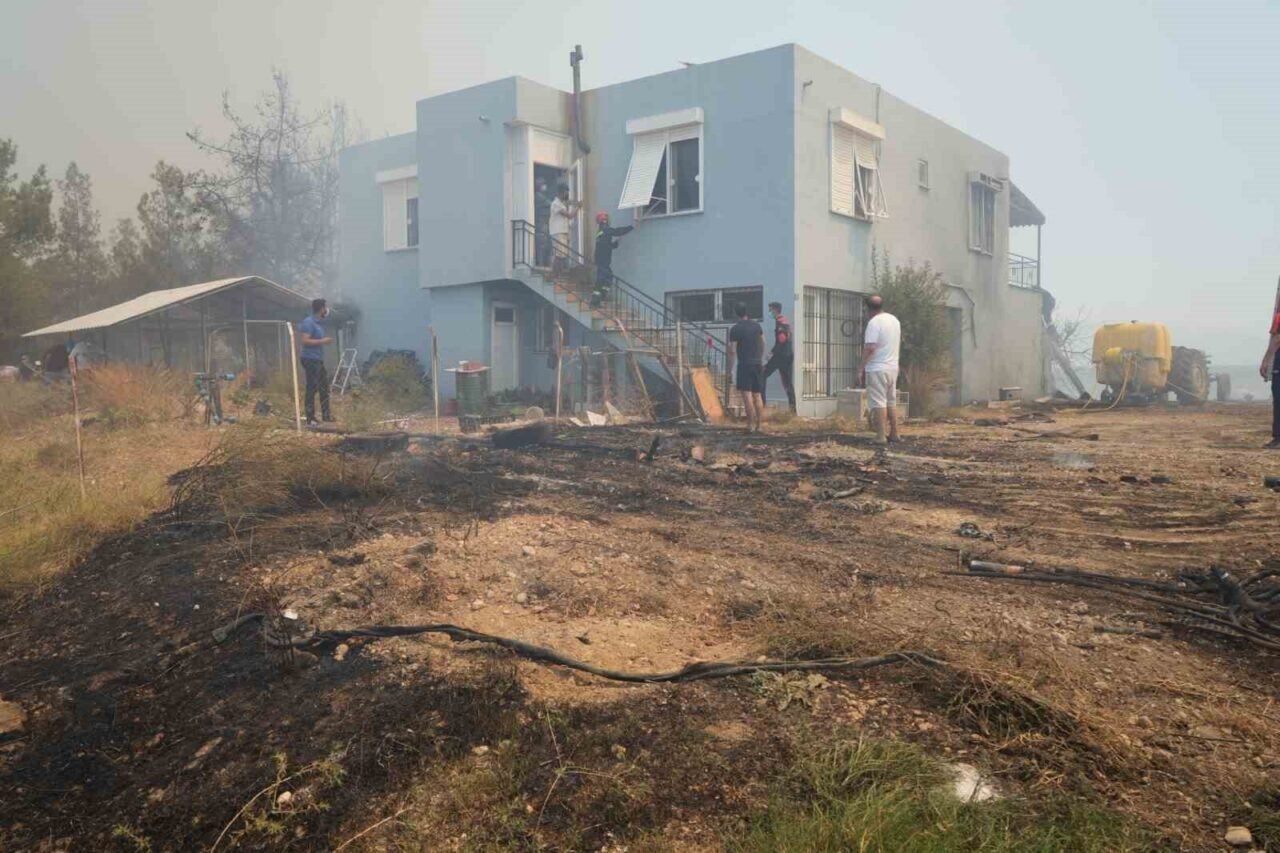 Aksu’da yürek yakan yangında evler hasar gördü, hayvanlar telef oldu