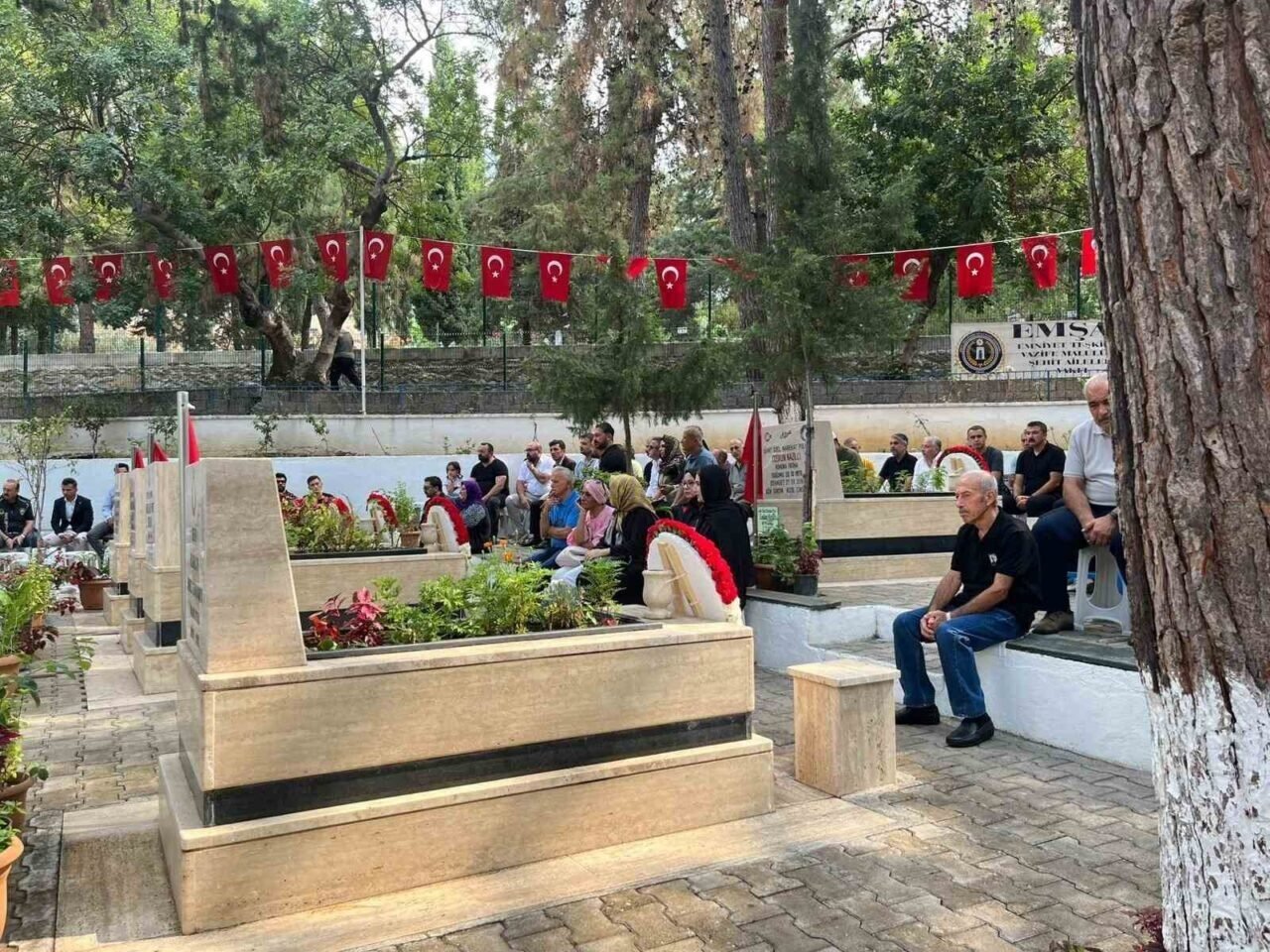 Alanya’da 15 Temmuz’da şehitliğe karanfil bırakıldı Alanya’da 15 Temmuz’da şehitliğe karanfil bırakıldı