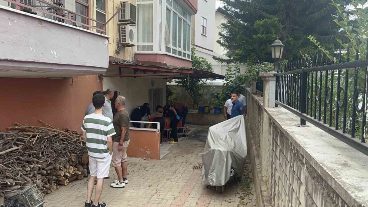 Alanya’da evinin önünde ölü bulundu