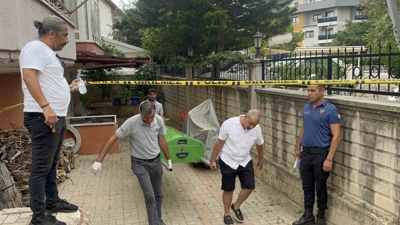Alanya’da evinin önünde ölü bulundu