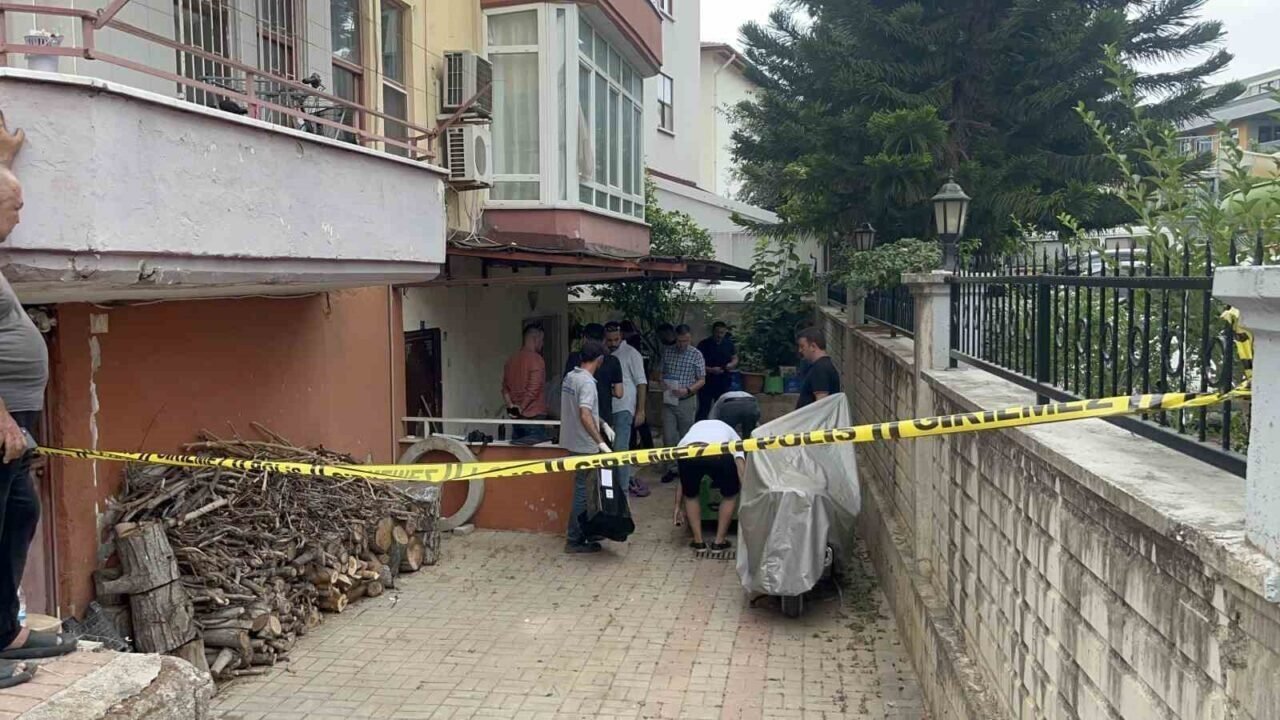 Alanya’da evinin önünde ölü bulundu