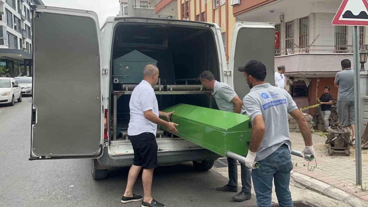 Alanya’da evinin önünde ölü bulundu