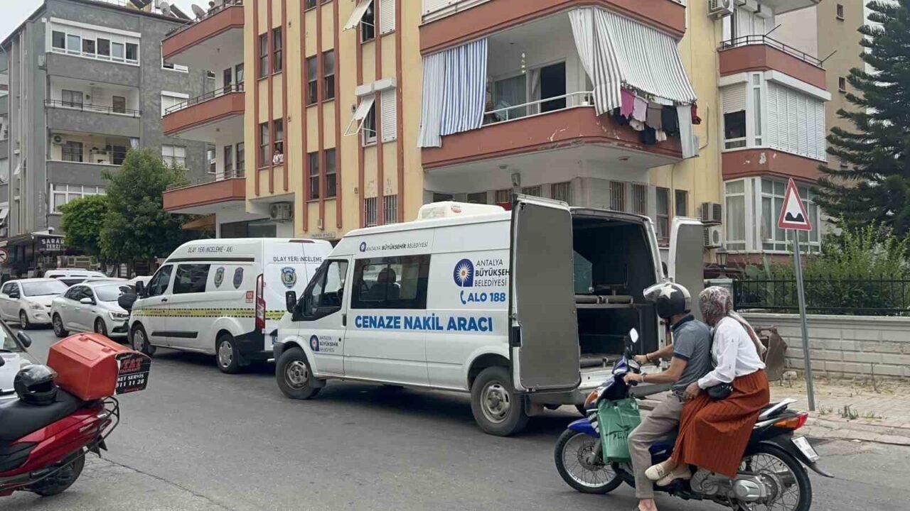 Alanya’da evinin önünde ölü bulundu