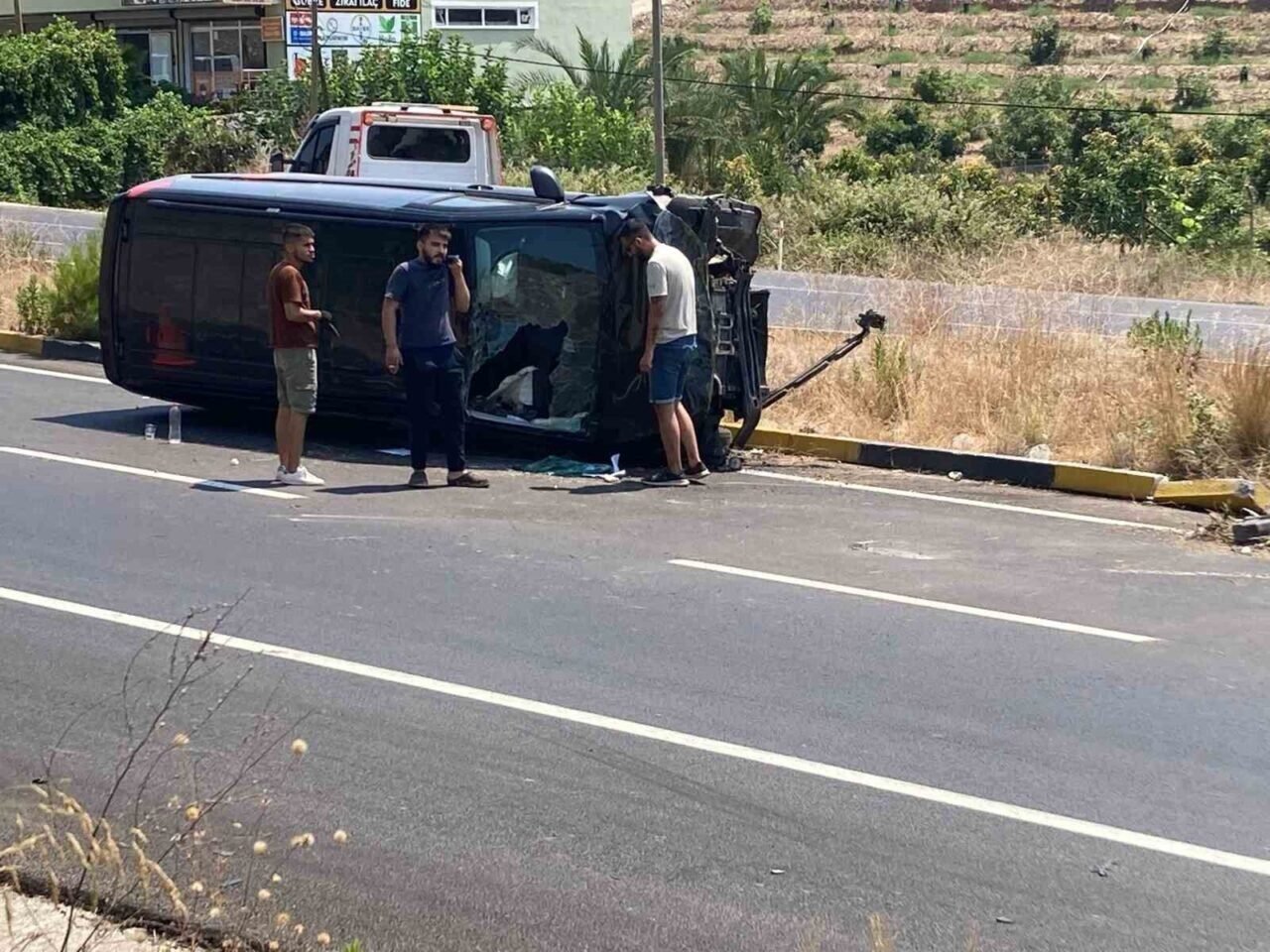 Alanya’da karşı şeride geçen hafif ticari araç ticari taksiyle çarpıştı: 1 yaralı Alanya’da karşı şeride geçen hafif ticari araç ticari taksiyle çarpıştı: 1 yaralı