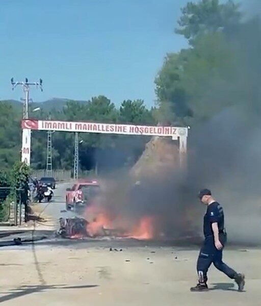 Alanya’da seyir halindeki otomobil alev alev yandı