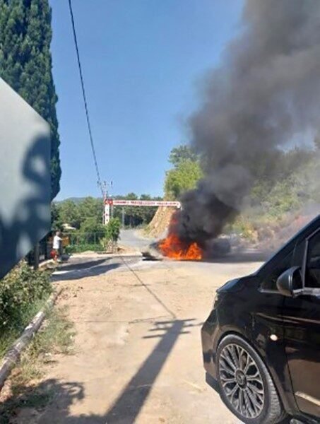 Alanya’da seyir halindeki otomobil alev alev yandı