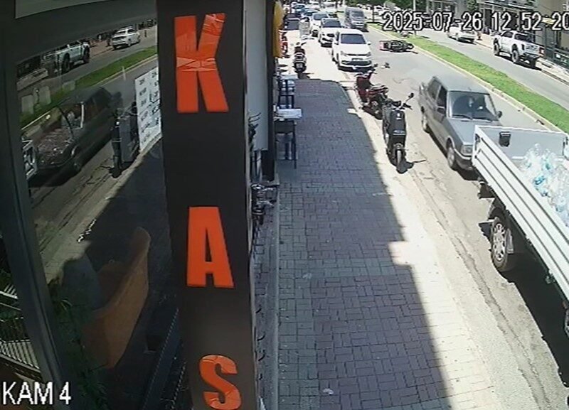 Aniden yola çıkan otomobile çarpan motosikletli yaralandı Antalya’nın Manavgat ilçesinde bir motosiklet sürücüsü, yola aniden çıkan otomobile