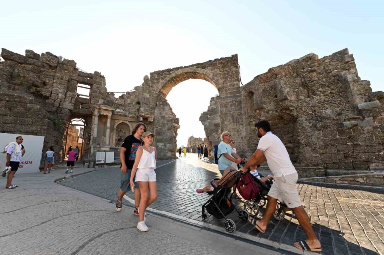 Antalya tüm zamanların günlük turist rekorunu kırdı Antalya tüm zamanların günlük turist rekorunu kırdı