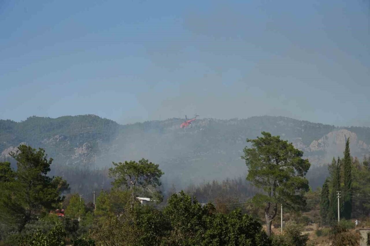 Antalya’da 3 ev, 4 ahırın yandığı orman yangınının başladığı an güvenlik kamerasında