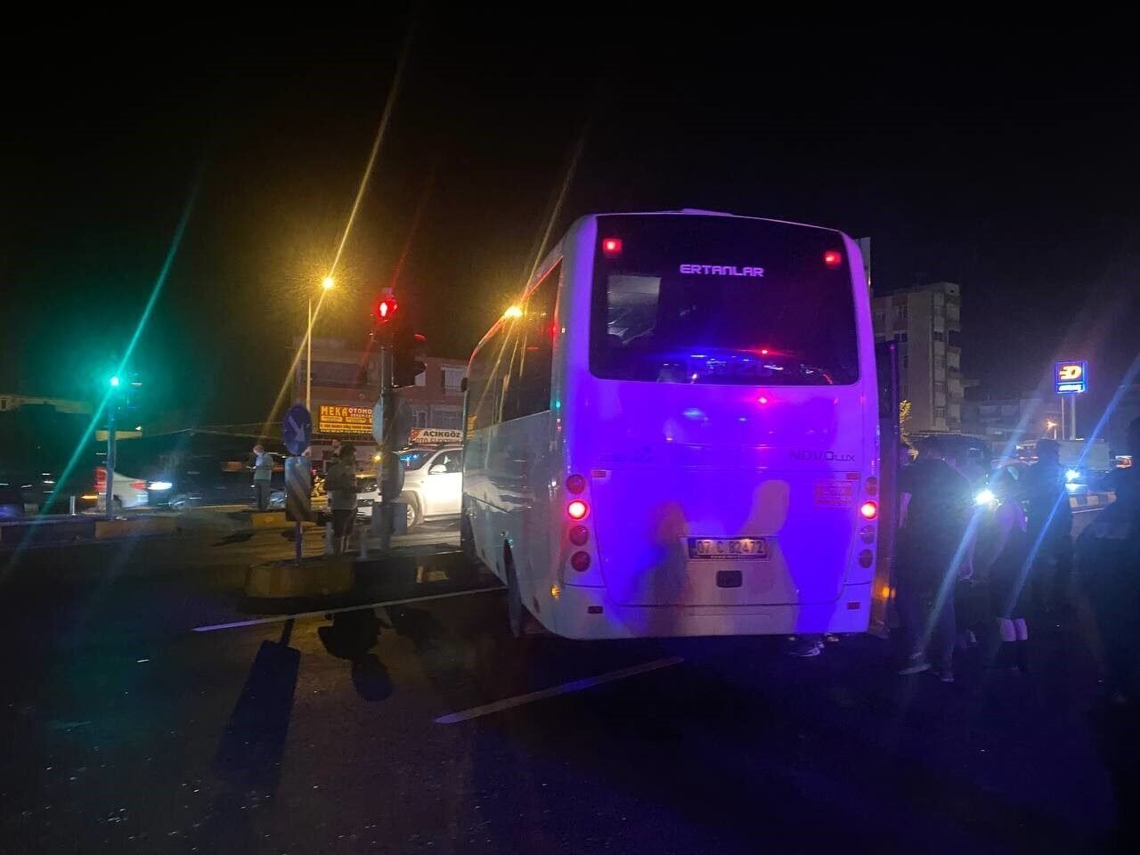 Antalya’da 3 midibüs birbirine girdi, ortalık savaş alanına döndü: 6 yaralı