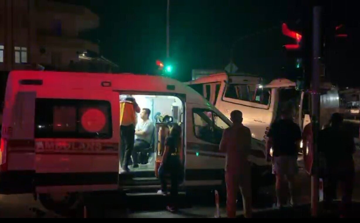 Antalya’da 3 midibüs birbirine girdi, ortalık savaş alanına döndü: 6 yaralı