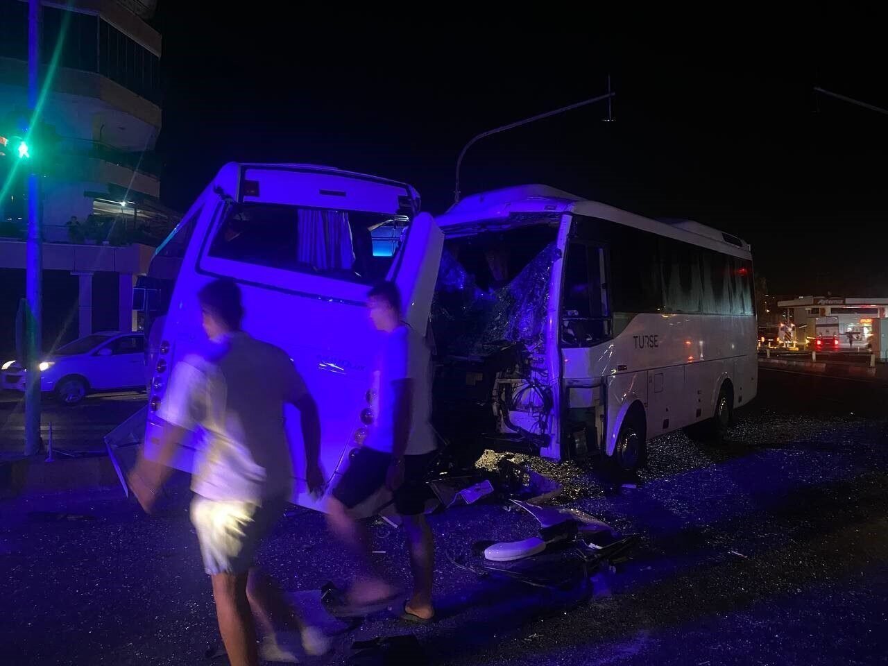 Antalya’da 3 midibüs birbirine girdi, ortalık savaş alanına döndü: 6 yaralı
