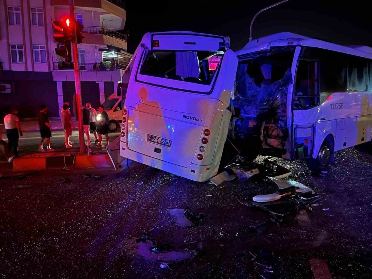 Antalya’da 3 midibüs birbirine girdi, ortalık savaş alanına döndü: 6 yaralı Antalya’da 3 midibüs birbirine girdi, ortalık savaş alanına döndü: 6 yaralı