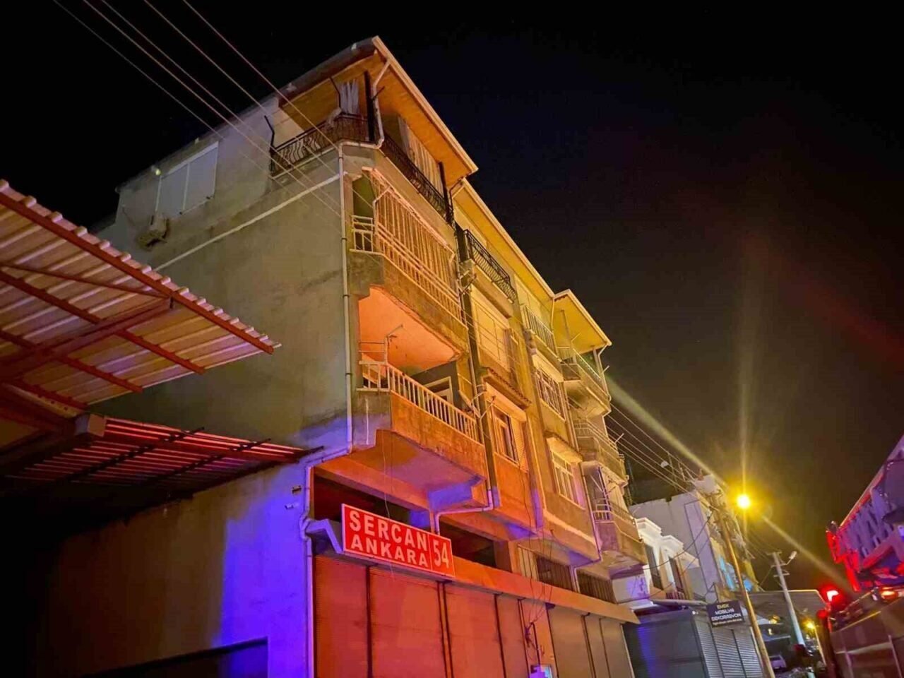 Antalya’da 4 katlı binada çıkan yangında 3 kişi dumandan etkilendi