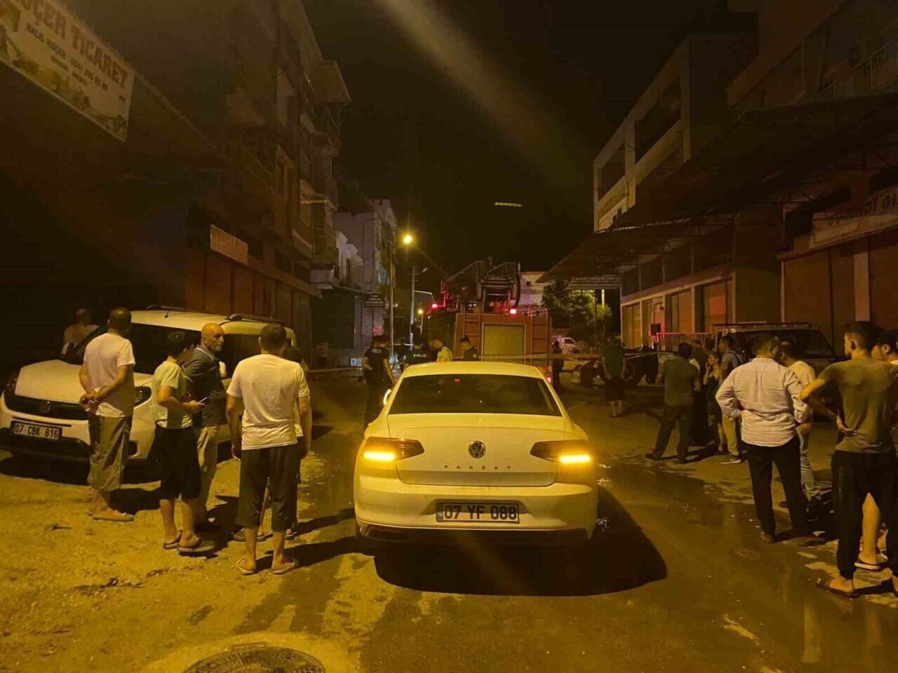Antalya’da 4 katlı binada çıkan yangında 3 kişi dumandan etkilendi Antalya’da 4 katlı binada çıkan yangında 3 kişi dumandan etkilendi