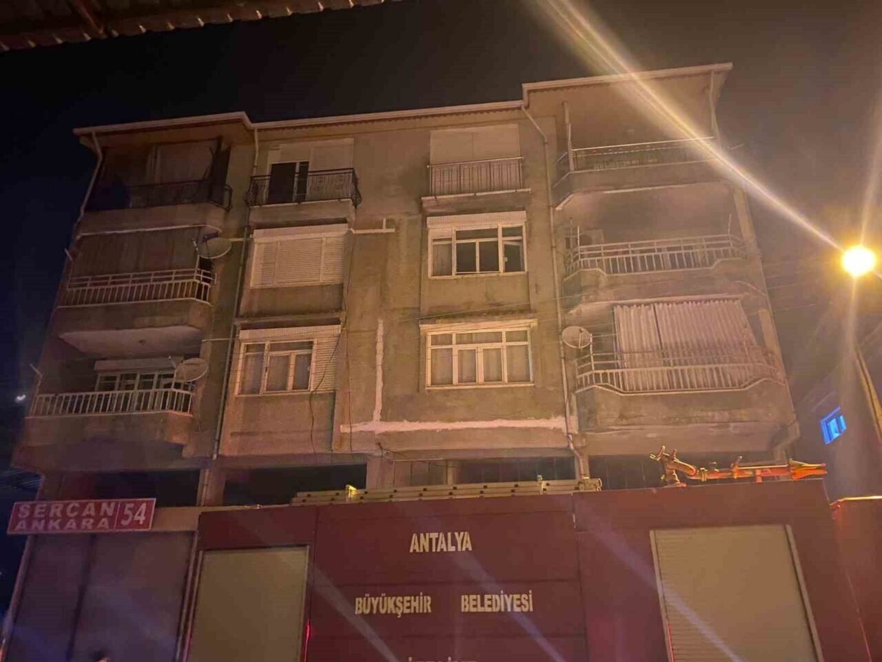 Antalya’da 4 katlı binada çıkan yangında 3 kişi dumandan etkilendi