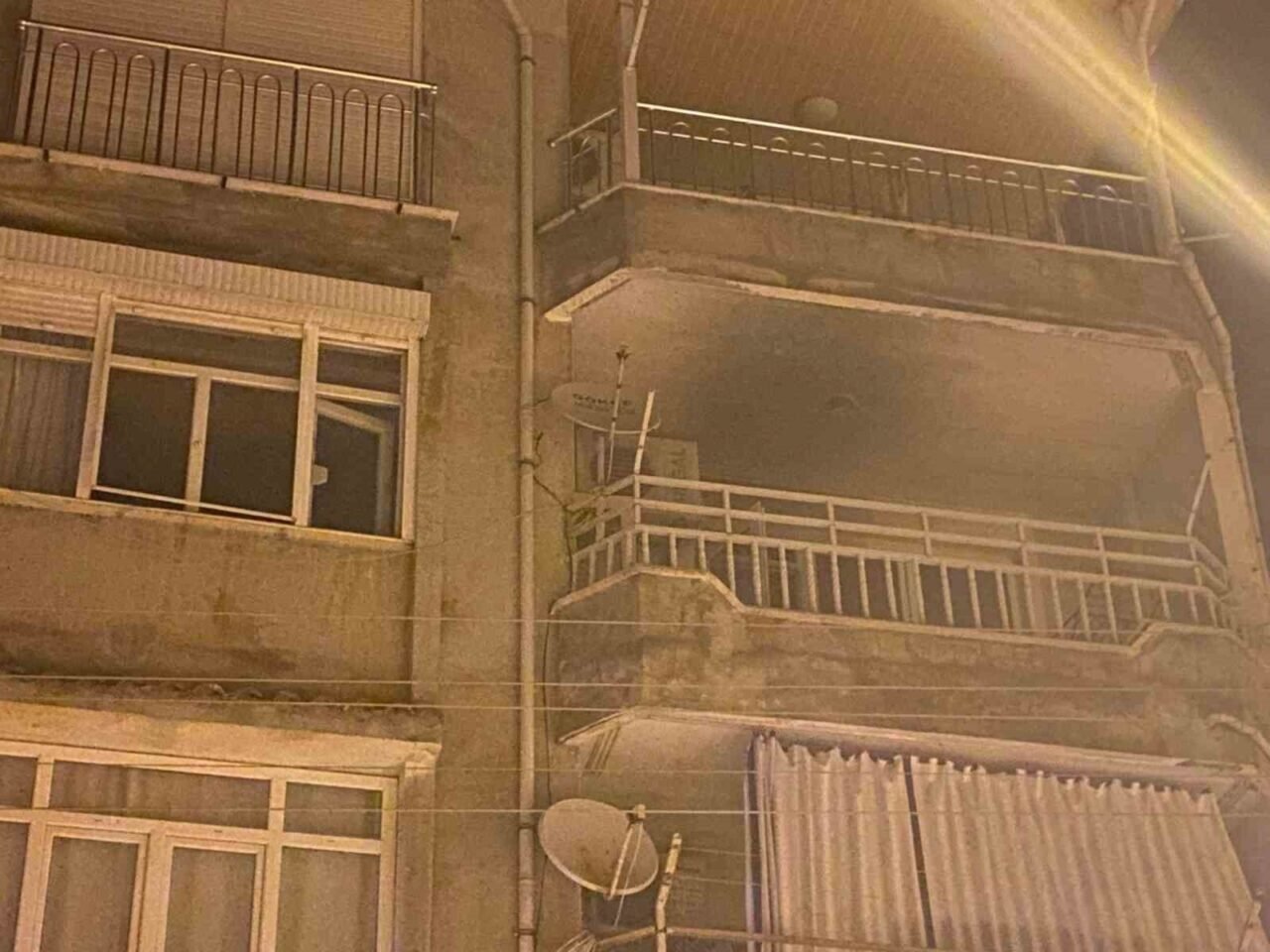 Antalya’da 4 katlı binada çıkan yangında 3 kişi dumandan etkilendi
