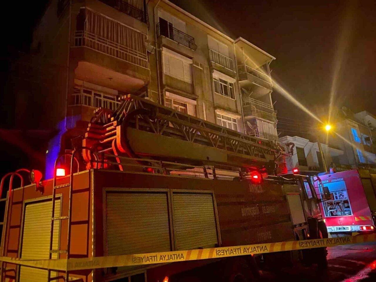 Antalya’da 4 katlı binada çıkan yangında 3 kişi dumandan etkilendi