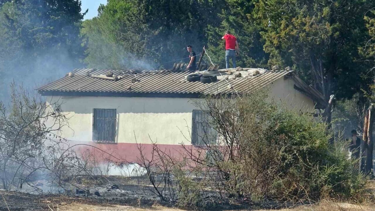 Antalya’da bir ev ve depo alevlerin arasında kaldı
