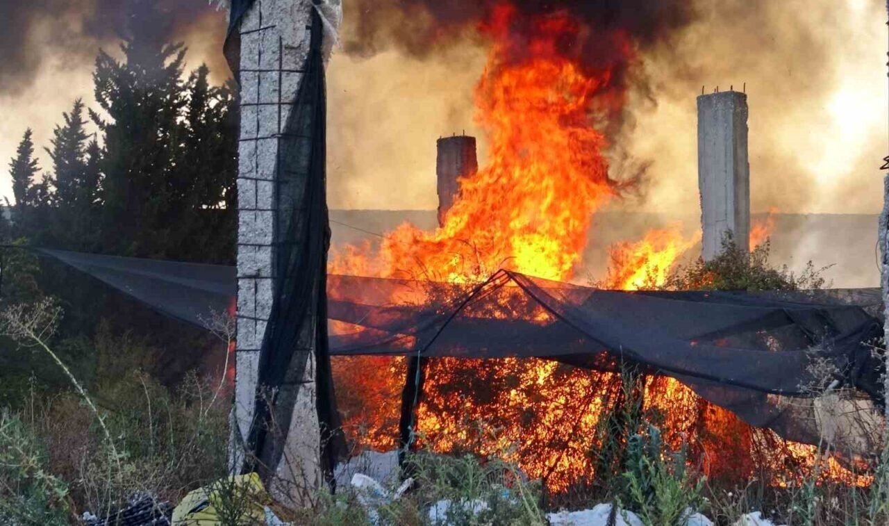 Antalya’da bir ev ve depo alevlerin arasında kaldı