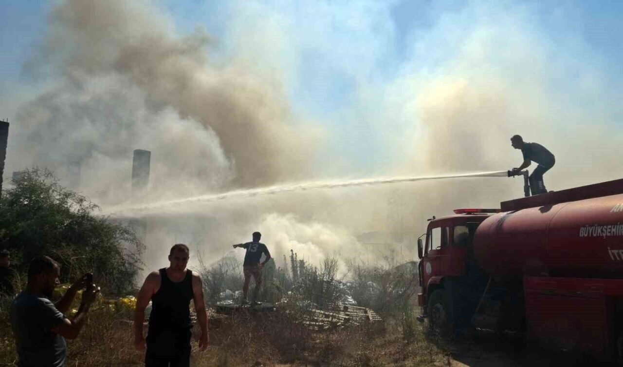 Antalya’da bir ev ve depo alevlerin arasında kaldı