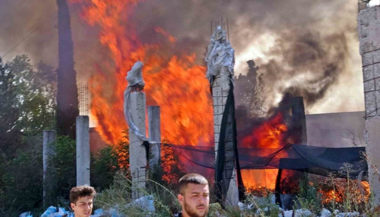 Antalya’da bir ev ve depo alevlerin arasında kaldı