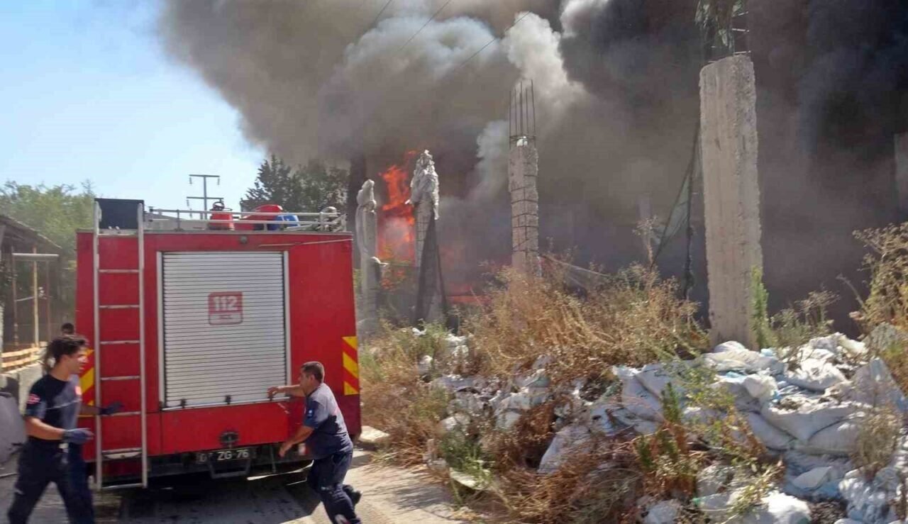 Antalya’da bir ev ve depo alevlerin arasında kaldı