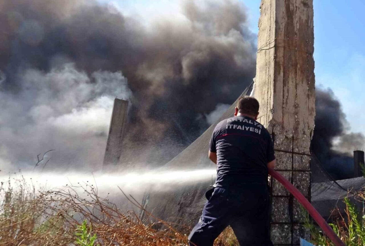 Antalya’da bir ev ve depo alevlerin arasında kaldı