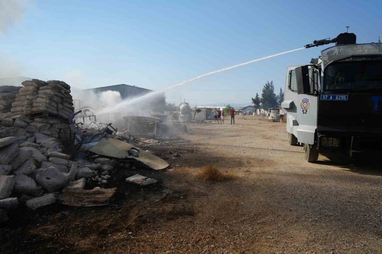 Antalya’da bir ev ve depo alevlerin arasında kaldı