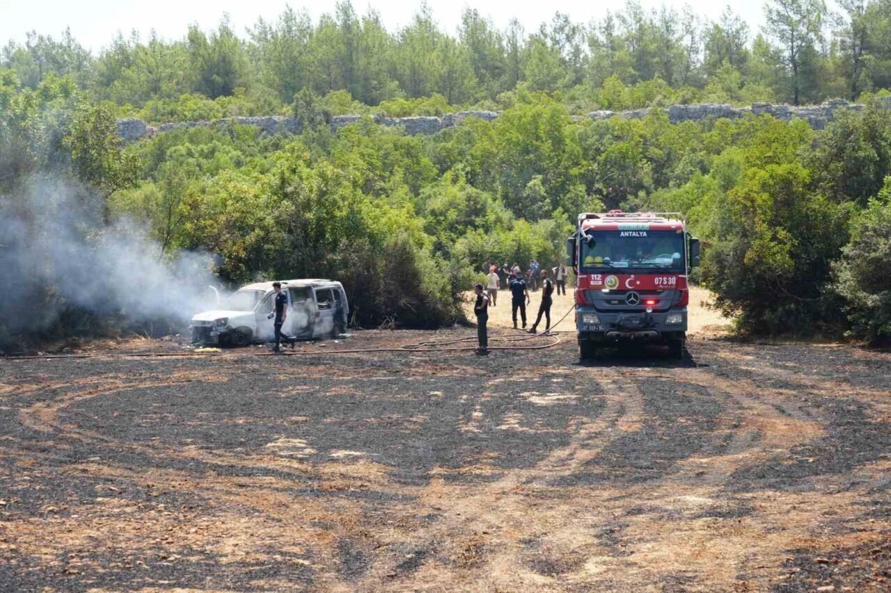 Antalya’da çıkan yangında alevler arasında kaldılar