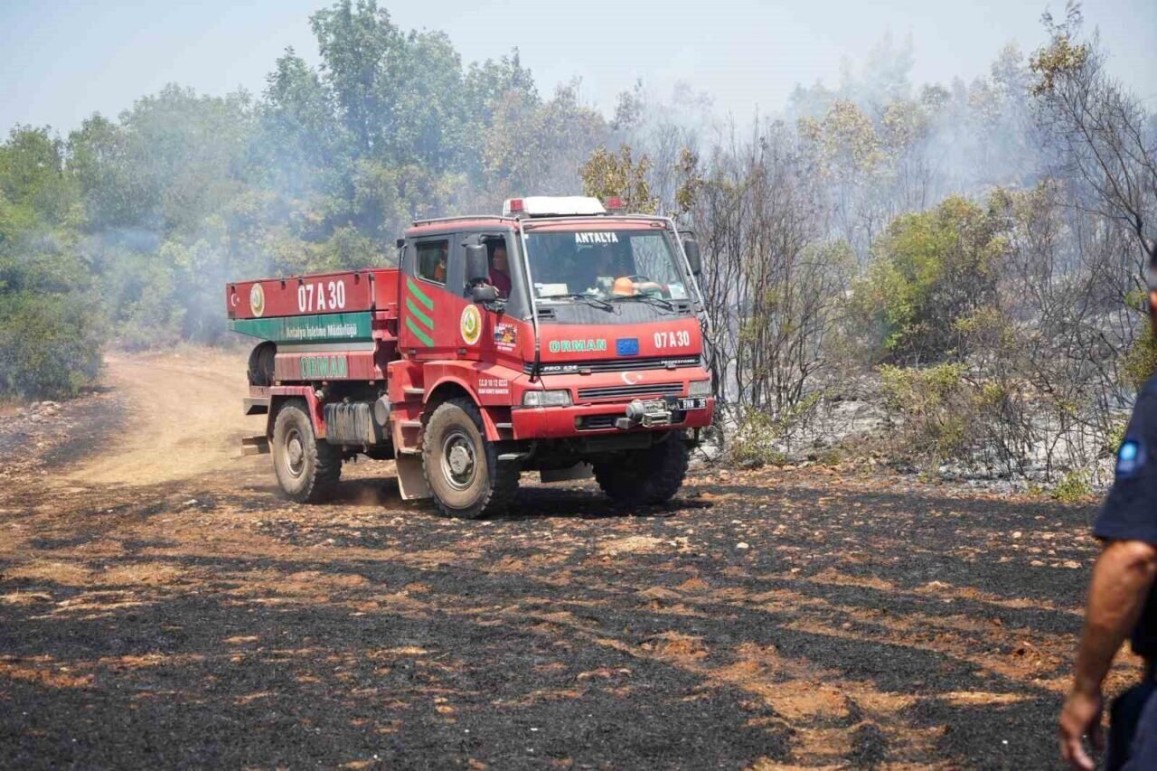 Antalya’da çıkan yangında alevler arasında kaldılar