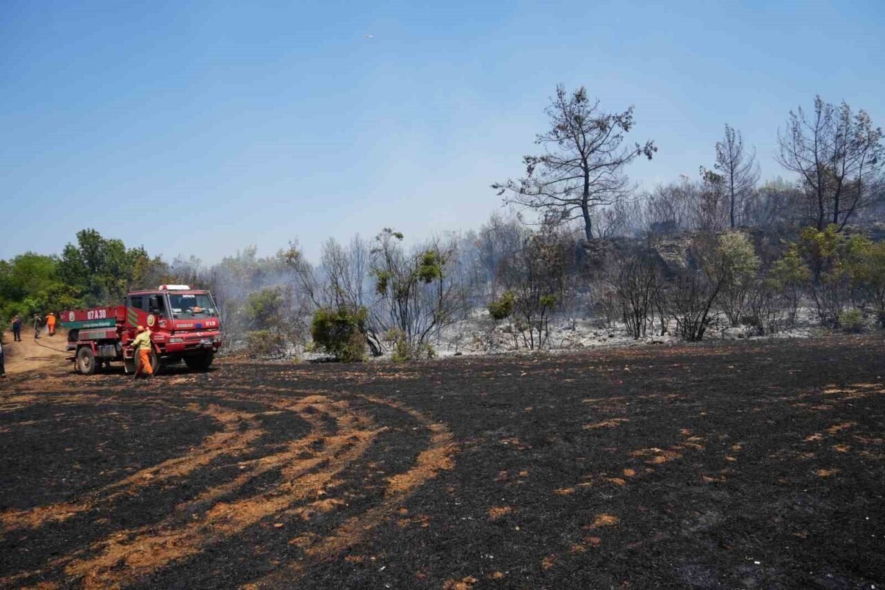 Antalya’da çıkan yangında alevler arasında kaldılar