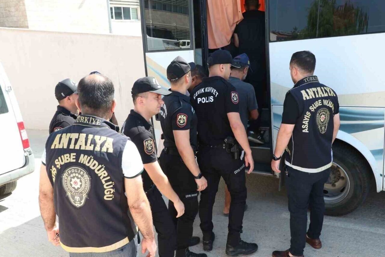 Antalya’da eş zamanlı operasyonda 92 aranan şahıs yakalandı Antalya’da eş zamanlı operasyonda 92 aranan şahıs yakalandı