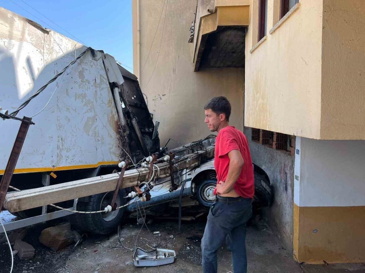 Antalya’da freni boşalan çöp kamyonu 2 aracı ezdi