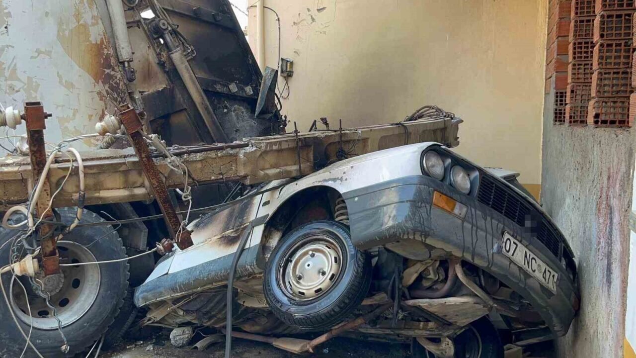 Antalya’da freni boşalan çöp kamyonu 2 aracı ezdi